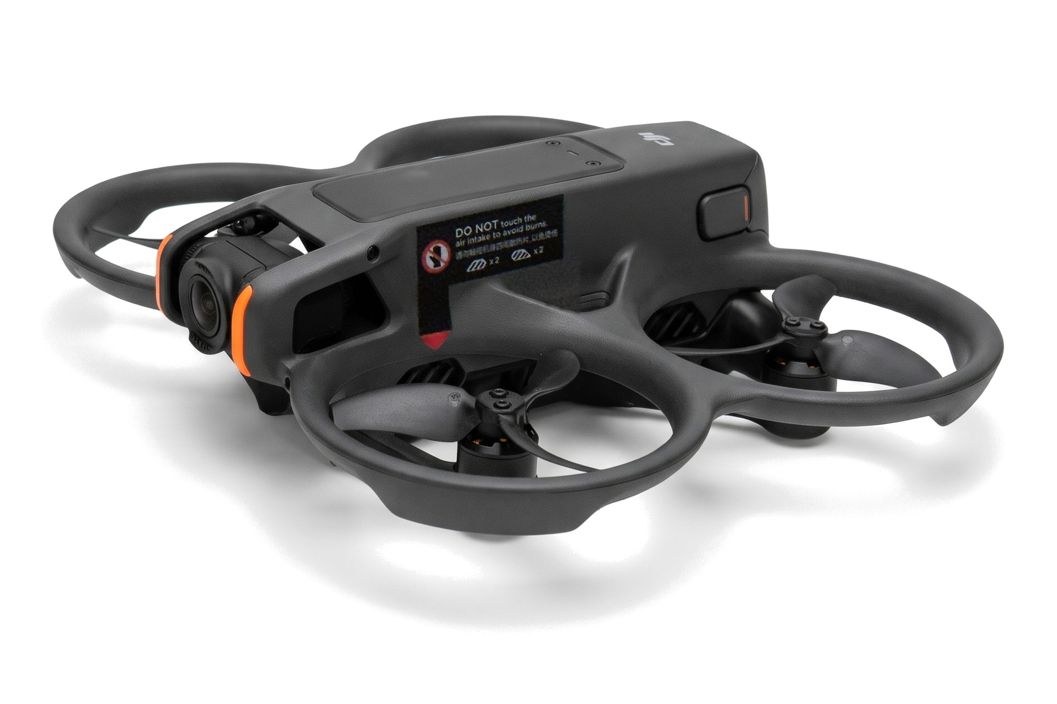 DJI Avata 2 Drohne seitlich schräg von vorne, grau, mit Propellerschutz und Warnaufkleber