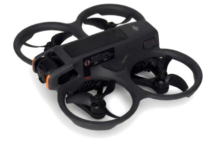 DJI Avata 2 Drohne von vorne schräg, grau, mit integriertem Propellerschutz und Kamera