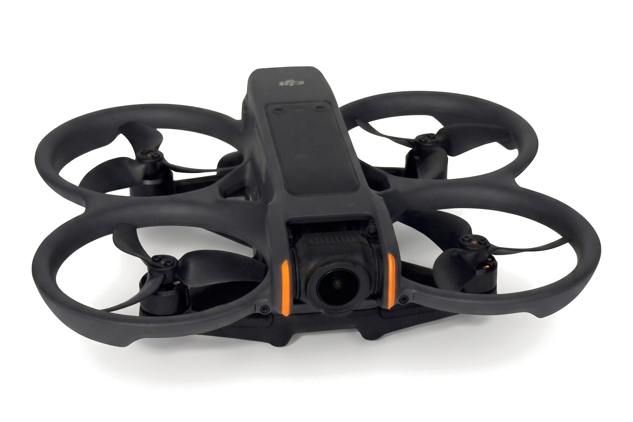 DJI Avata 2 Drohne von vorne, grau, Kamera mit orangen Akzenten, Propellerschutz