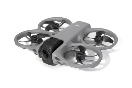 DJI Avata 360 schräg von vorne: 360-Grad-Kamera, Propellerschutz und vier Propeller