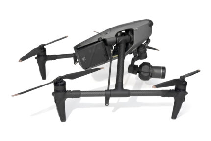 DJI Inspire 3 Drohne seitlich, Landegestell ausgefahren, Kamera Zenmuse X9 am Gimbal