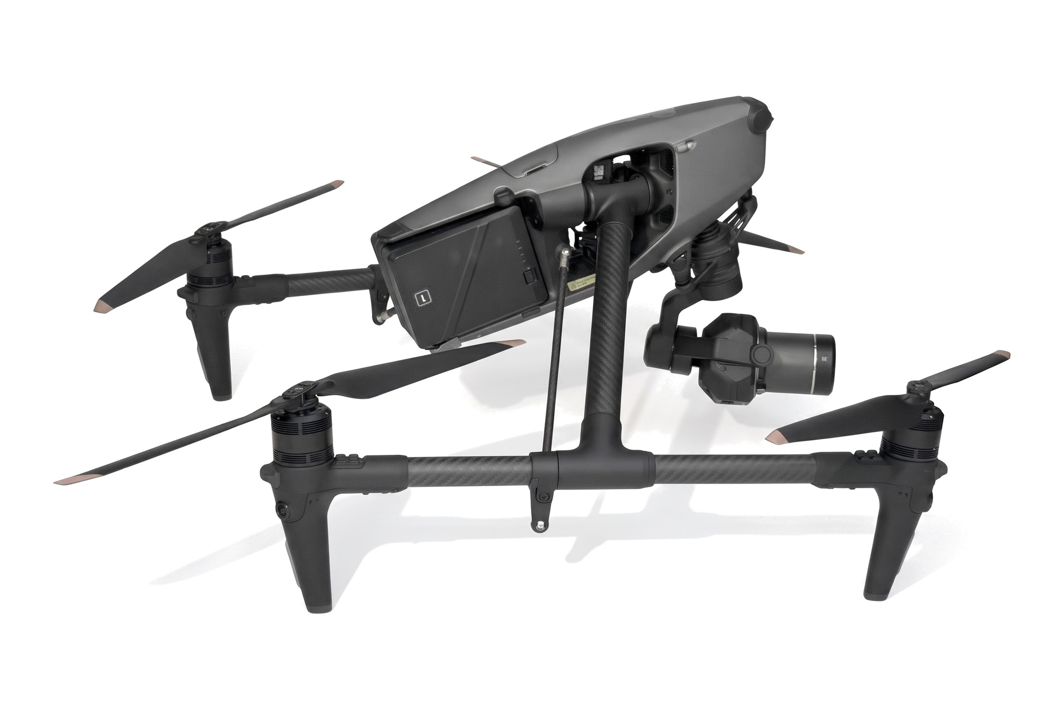 DJI Inspire 3 Drohne seitlich, Landegestell ausgefahren, Kamera Zenmuse X9 am Gimbal