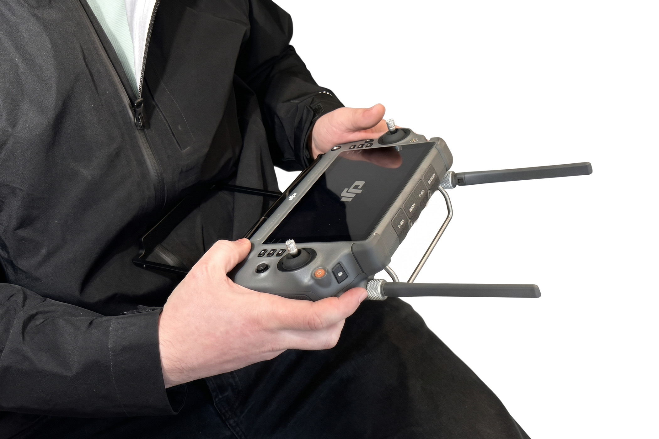 Fernsteuerung DJI RC Plus in beiden Händen gehalten, Antennen ausgeklappt