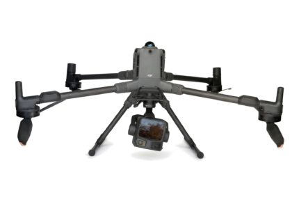 DJI Matrice 400 von vorne mit ausgeklappten Armen, Fahrwerk und Nutzlast Zenmuse L3