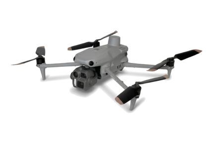 DJI Matrice 4E Drohne von vorne schräg, grau, Arme ausgeklappt, Kamera-Gimbal mit drei Kameras