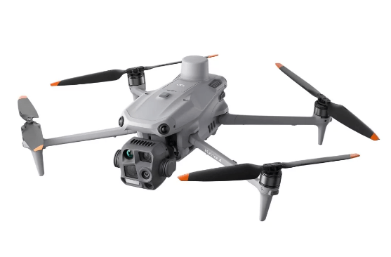 DJI Matrice 4T Drohne in der Schrägansicht von vorne links mit Wärmebild- und Zoomkamera am Gimbal