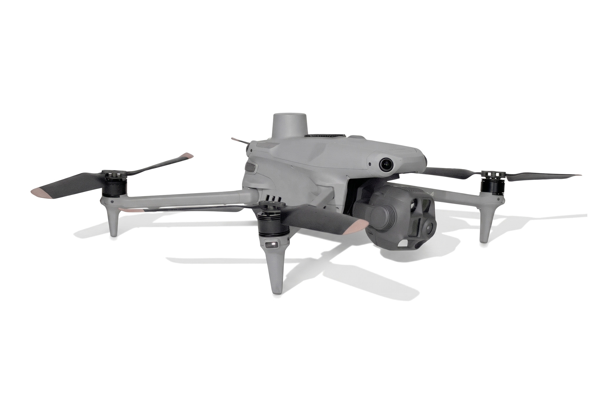 DJI Matrice 4T Drohne seitlich schräg von vorne, grau, Arme ausgeklappt, Kamera-Gimbal sichtbar