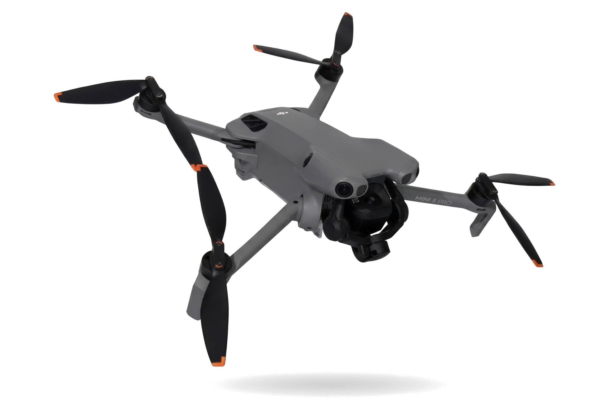 DJI Mini 5 Pro schräg von der Seite mit ausgeklappten Armen, Propellern und Kamera-Gimbal