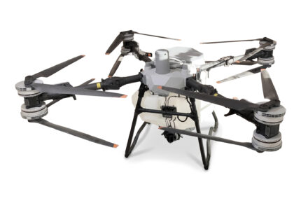 DJI Agras T100 Agrardrohne von vorne schräg, Arme ausgeklappt, Sprühtank und Landegestell
