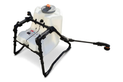 DJI Agras T100 Sprühsystem LS100 von vorne schräg: Sprühtank im Rahmen, Sprüharm mit Zerstäuberdüse