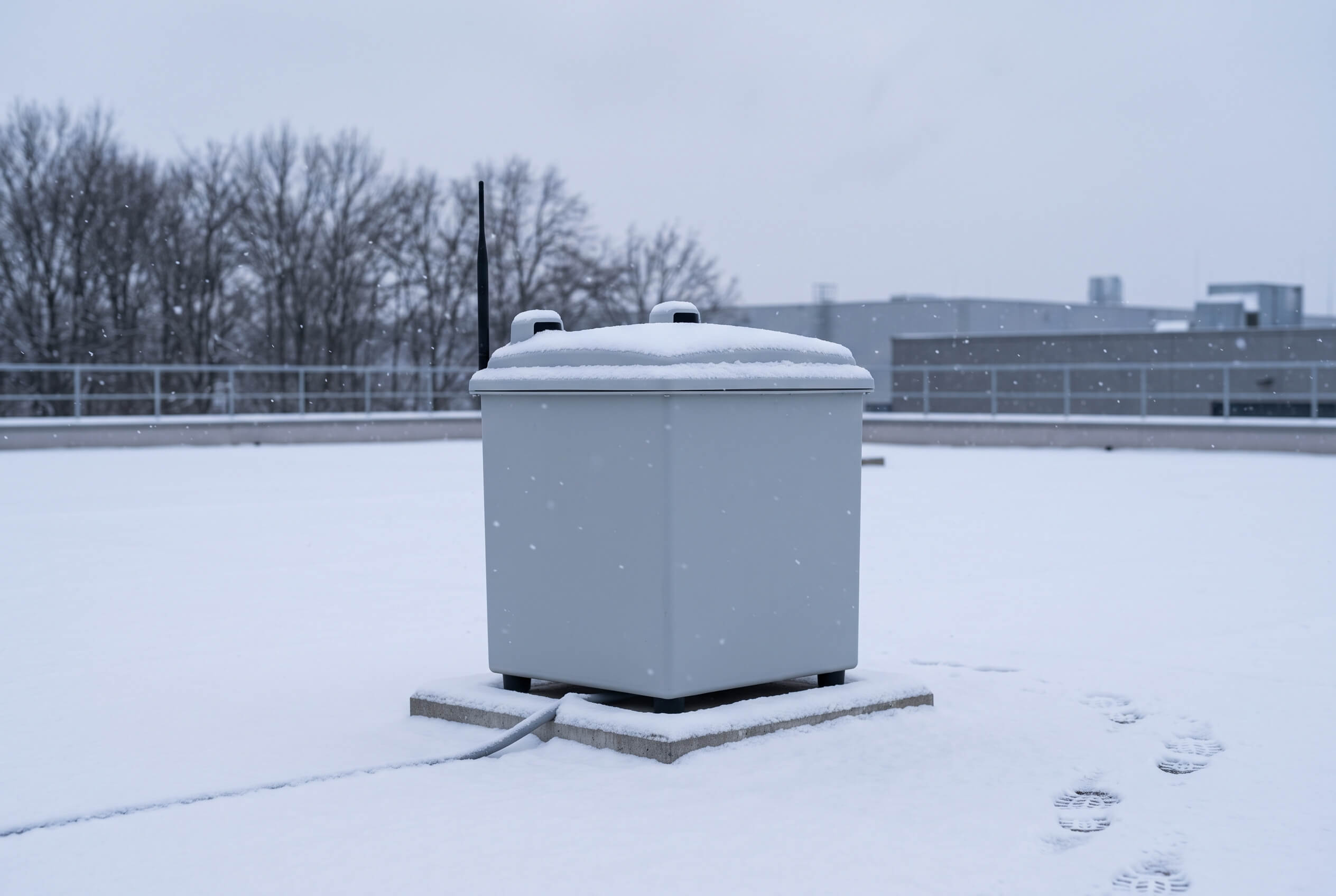Geschlossene Drohnenstation im Winter, Schnee auf dem Deckel