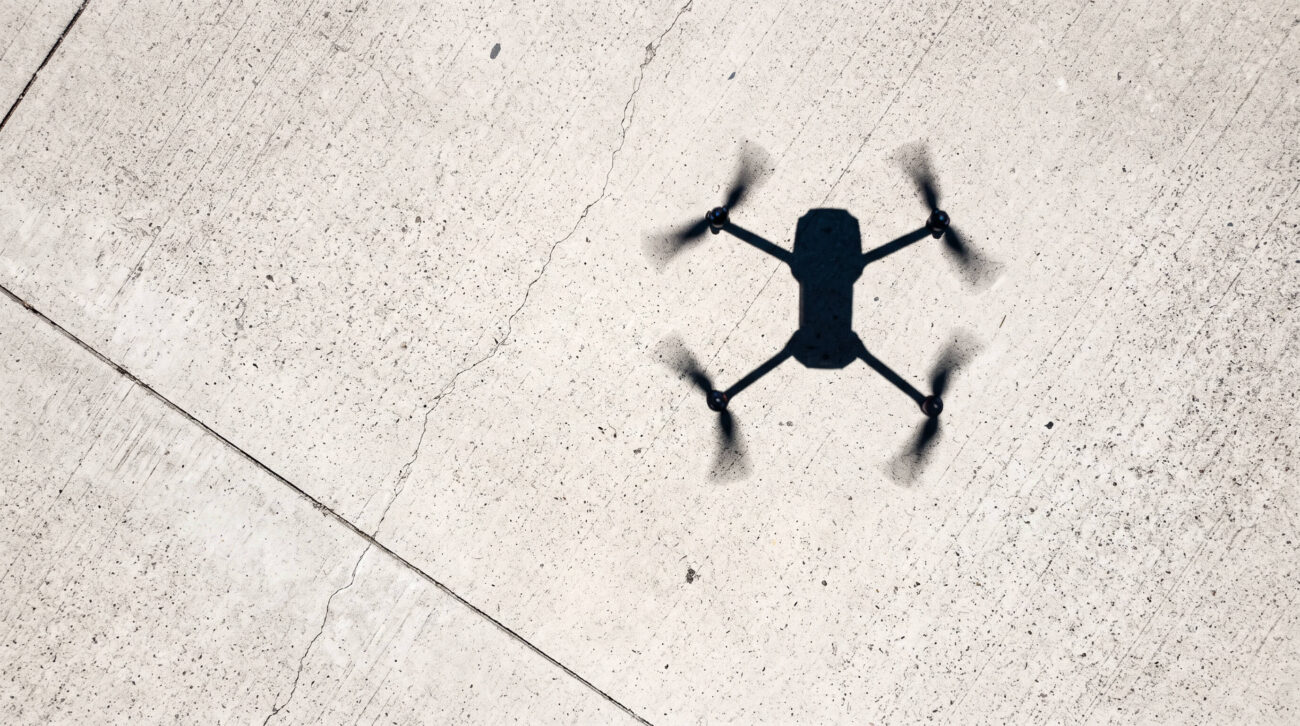 Schatten einer Inspektionsdrohne auf einer Betonfläche