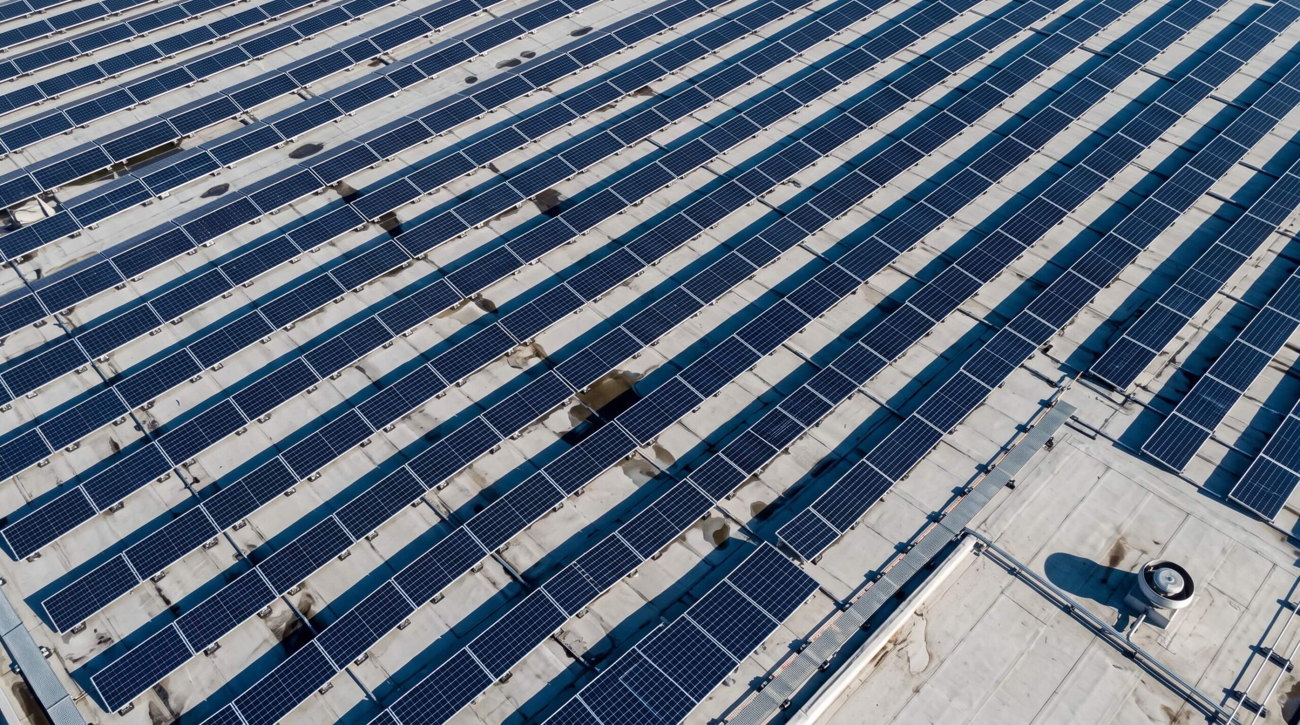 Photovoltaik-Module auf einem Flachdach aus der Vogelperspektive