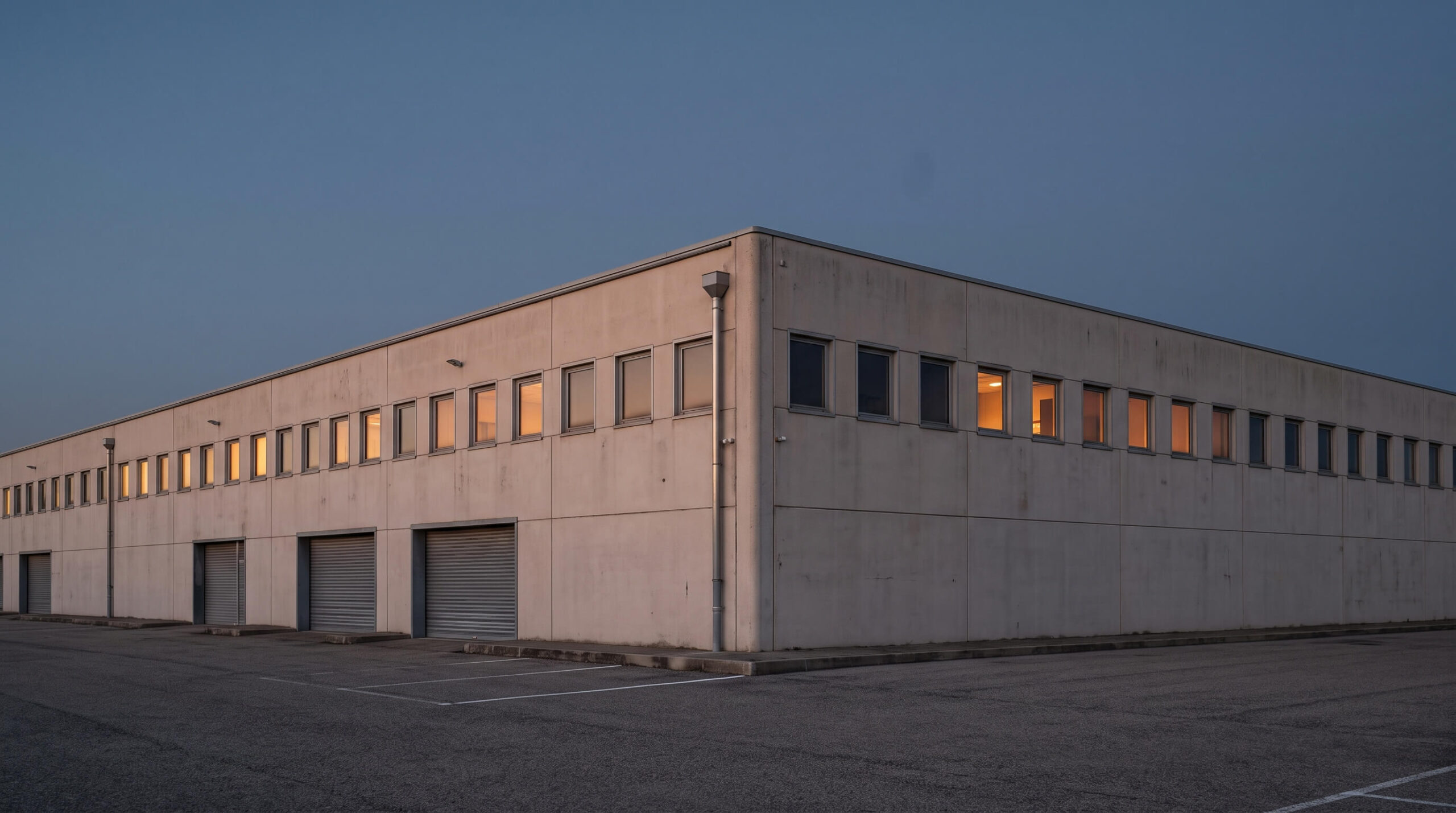 Industriegebäude in der Dämmerung, Zielobjekt einer Wärmebildinspektion