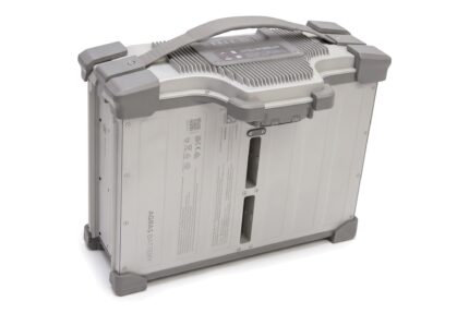 Akku DJI Agras T100 Intelligent Flight Battery (DB2160) schräg von vorne mit Tragegriff und Kühlrippen