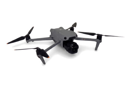DJI Air 3S Drohne von vorne schräg, grau, ausgeklappt, mit Dual-Kamera am Gimbal