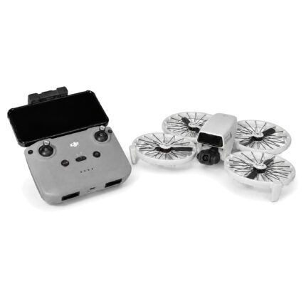 DJI Flip Drohne von vorne schräg, weiß, mit Propellerschutz, daneben Fernsteuerung DJI RC-N3 mit Smartphone