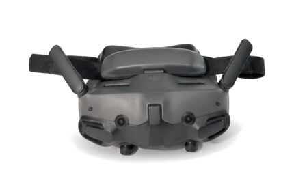 DJI Goggles 3 FPV-Brille schräg von vorne mit Kopfband und Antennen