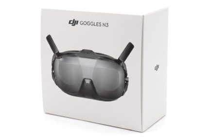 Originalverpackung der DJI Goggles N3, schräg von vorne