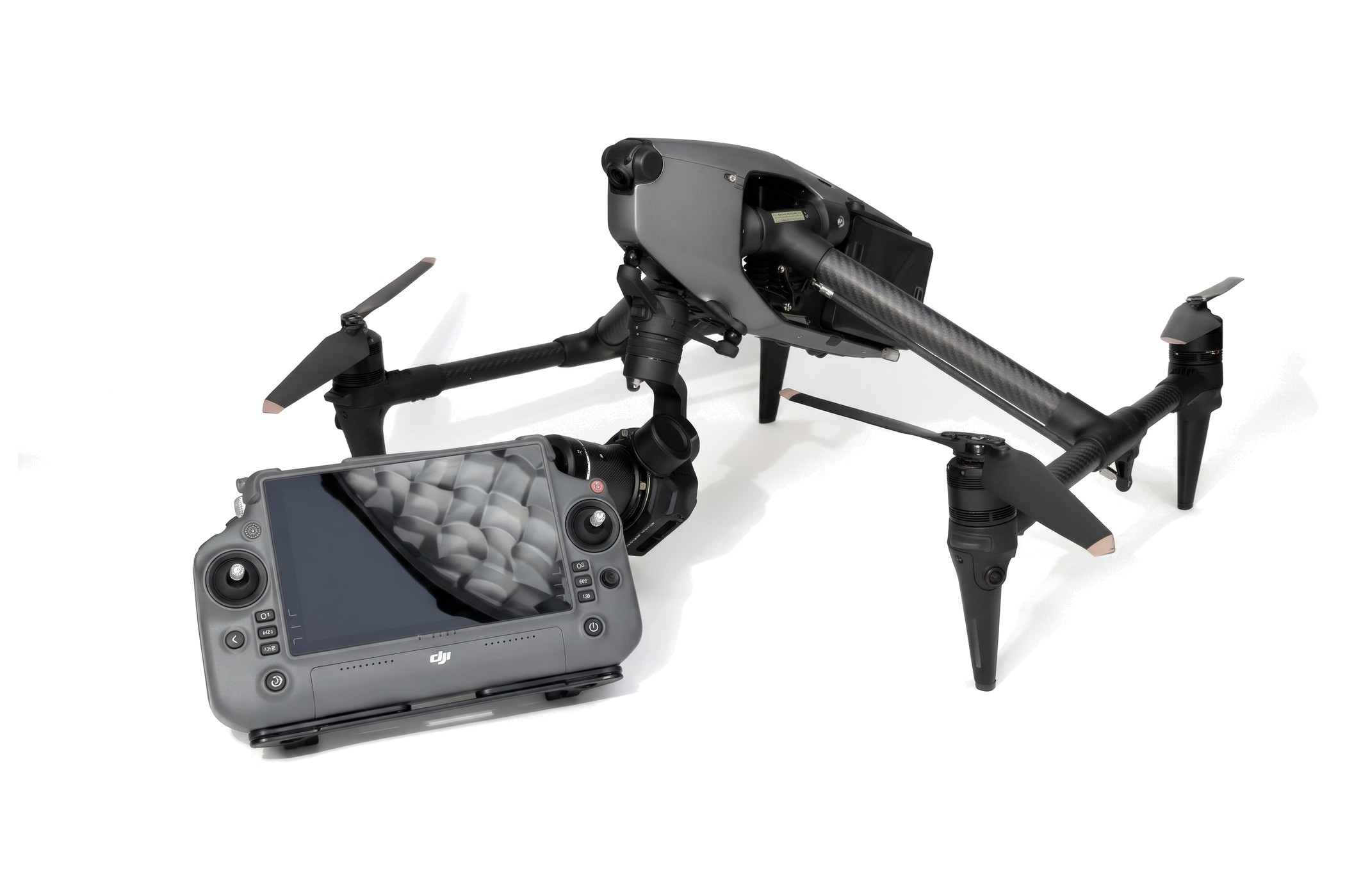 DJI Inspire 3 mit der Fernsteuerung DJI RC Plus im Vordergrund
