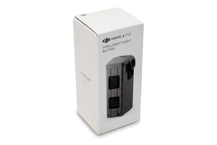 Originalverpackung der DJI Mavic 4 Pro Intelligent Flight Battery, schräg von vorne