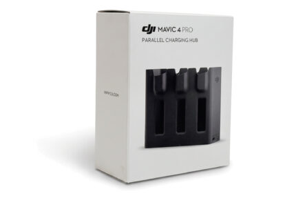 Originalverpackung des DJI Mavic 4 Pro Parallel Charging Hub, schräg von vorne