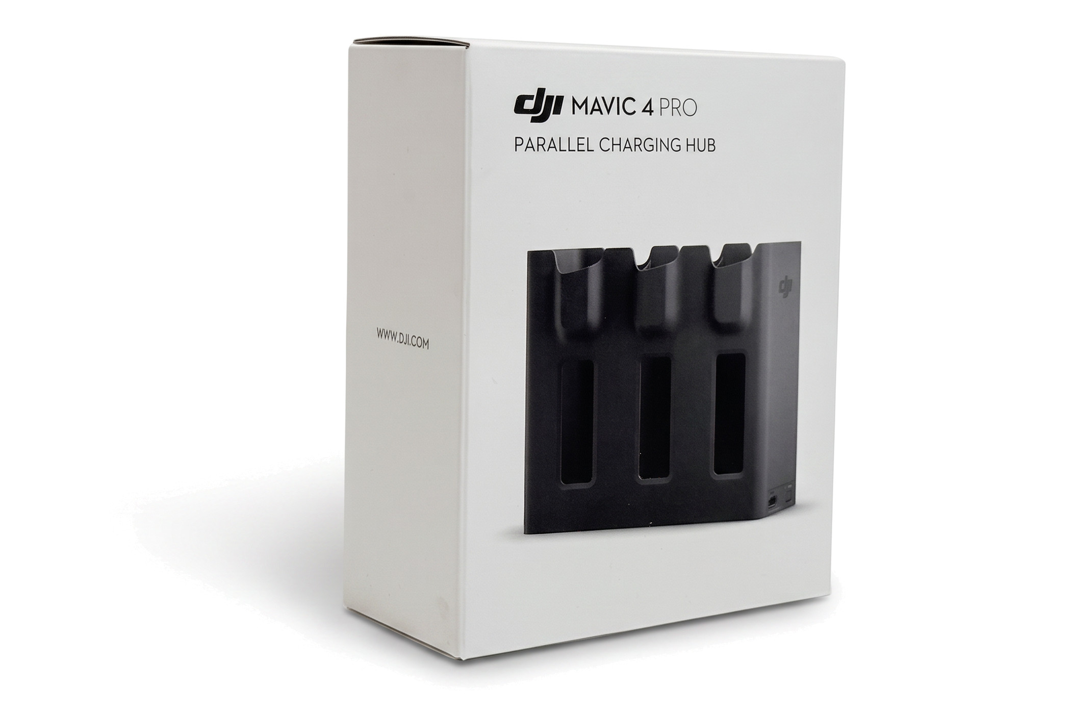 Originalverpackung des DJI Mavic 4 Pro Parallel Charging Hub, schräg von vorne