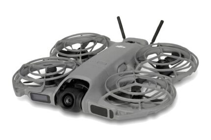 DJI Neo 2 Drohne schräg von vorne mit Propellerschutz und Kamera