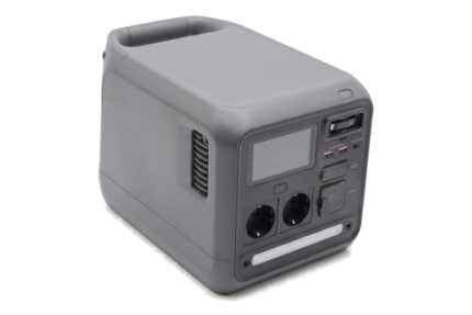DJI Power 1000 Mini Powerstation schräg von vorne mit Display, Steckdosen und Tragegriff