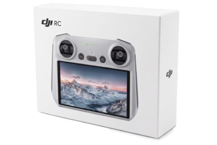 Originalverpackung der DJI RC Fernsteuerung, schräg von vorne